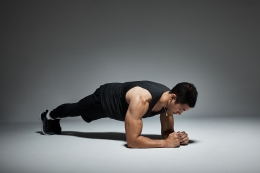 Posisi plank yang benar (Men's Health). 