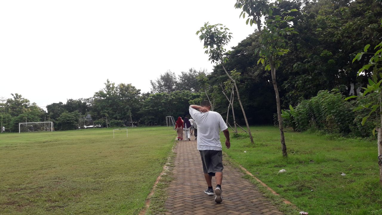 Biasanya saya melakukan olahraga di lapangan dekat rumah. Karena baru pandemi, maka beralih ke depan rumah saja. | Foto: dokpri.