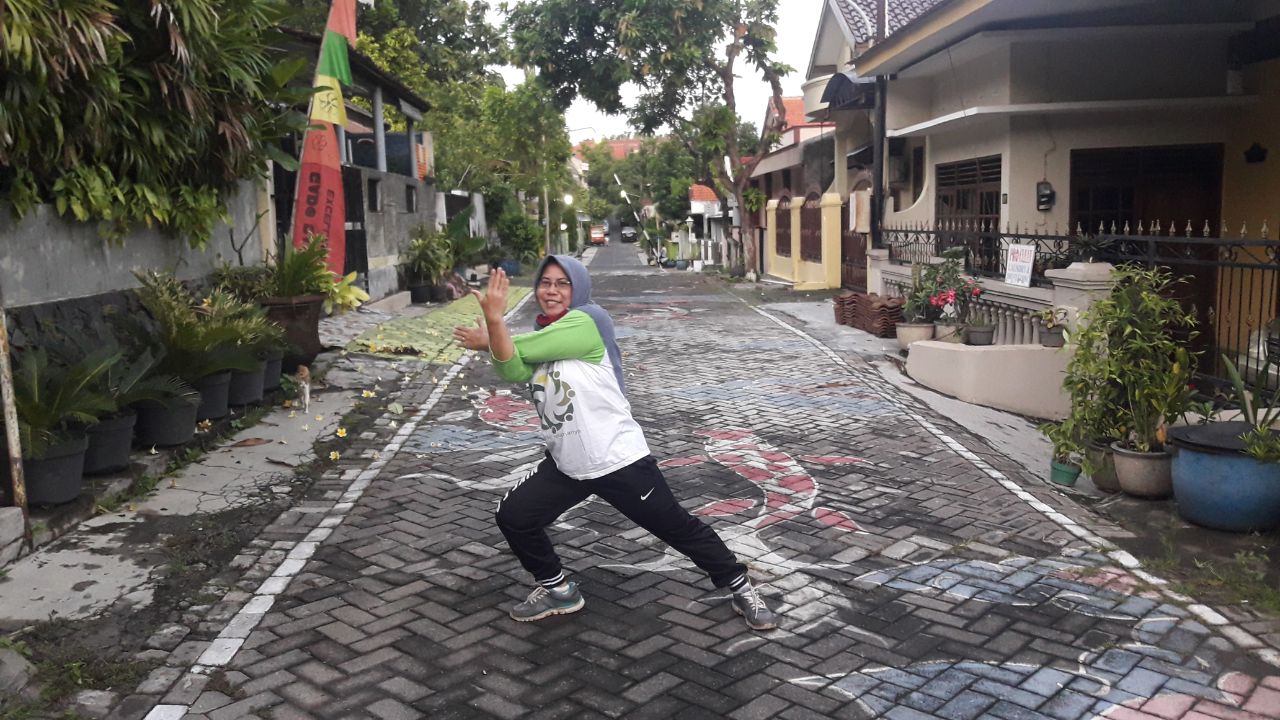 Saya mengawali olahraga dengan senam ringan sebagai pemanasan. | Foto: dokpri. 