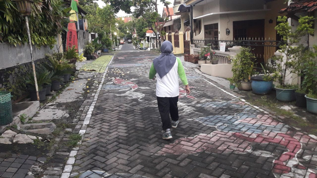 Jalan kaki dari ujung sana ke ujung gang sini, bolak-balik beberapa kali cukup mengeluarkan keringat. | Foto: dokpri.