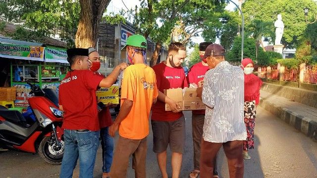 Sopir Komunitas Conebo Bagi-bagi Takjil di Ruas Jalan Raya Lanto Bantaeng (10/05/20).