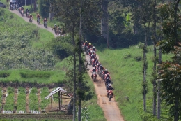 Anggota komunitas motor trail mengikuti wisata jelajah hutan Ciwidey. (foto: dok. PT DAM)