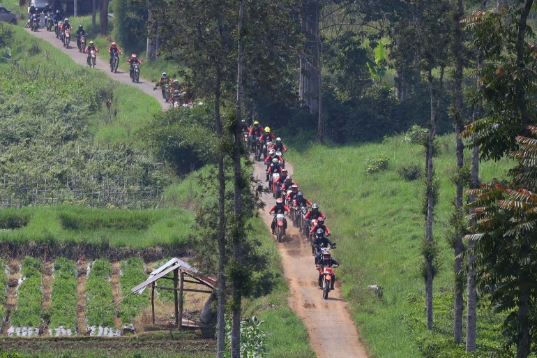 Anggota komunitas motor trail mengikuti wisata jelajah hutan Ciwidey. (foto: dok. PT DAM)