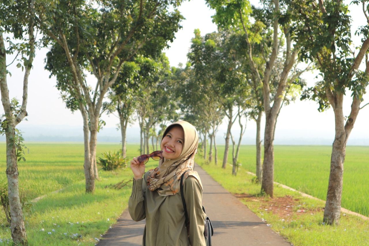 Bersiap untuk melintasi jalan desa yang membelah sawah yang luas membentang di Desa Cilapar/Foto:Lil's