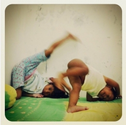 Yoga di pekarangan tetap menjaga physical distancing - Sumber Foto: Dokpri.