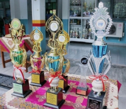 Beberapa Piala Kemenangan SMK Negeri 50 Jakarta. Dok: SMKN 50 JKT