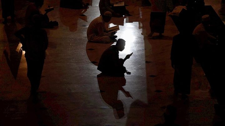 Memasuki 10 hari terakhir Ramadhan, umat Islam memperbanyak iktikaf di masjid dengan memperbanyak zikir dan membaca Al Quran. Tapi bagaimana melakukan iktikaf di masa pandemi Covid-19 tahun ini| Sumber: KOMPAS/Bahana Patria Gupta
