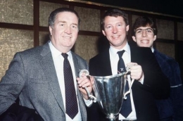 Alex Ferguson (memegang piala) usai membawa Aberdeen tampil sebagai juara Piala Winners 1983 usai mengalahkan Real Madrid 2-1 di final. Foto: Daily Record