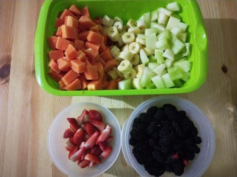 Pepaya, pisan, melon, dan stroberi melengkapi arbei. (foto: dok. pribadi)