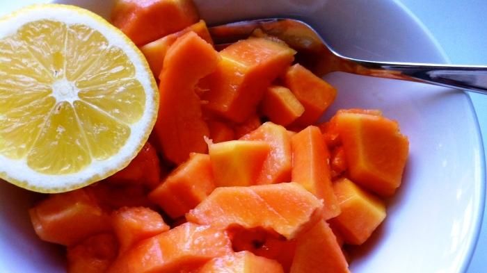 Bertemunya irisan pepaya dan jeruk lemon dalam satu wadah plus air gula, menjadi olahan berbuka puasa yang segar dan sehat/Foto: Tribunnews.com