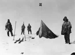 Tim Scott berfoto dengan tenda milik tim Amundsen. (Sumber: www.coolantarctica.com)