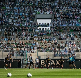 Penampakan cupboard bergambar wajah penonton di Borussia Park. (Sumber gambar: Akun Instagram resmi klub).