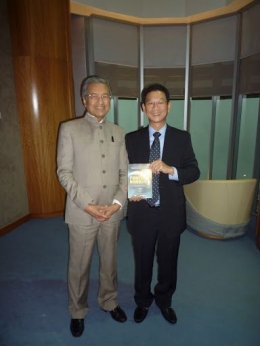 Foto Dr. Oliver Tan bersama Mathathir Muhammad, Mantan PM. Malaysia. Sumber: numbersacademyindonesia.com