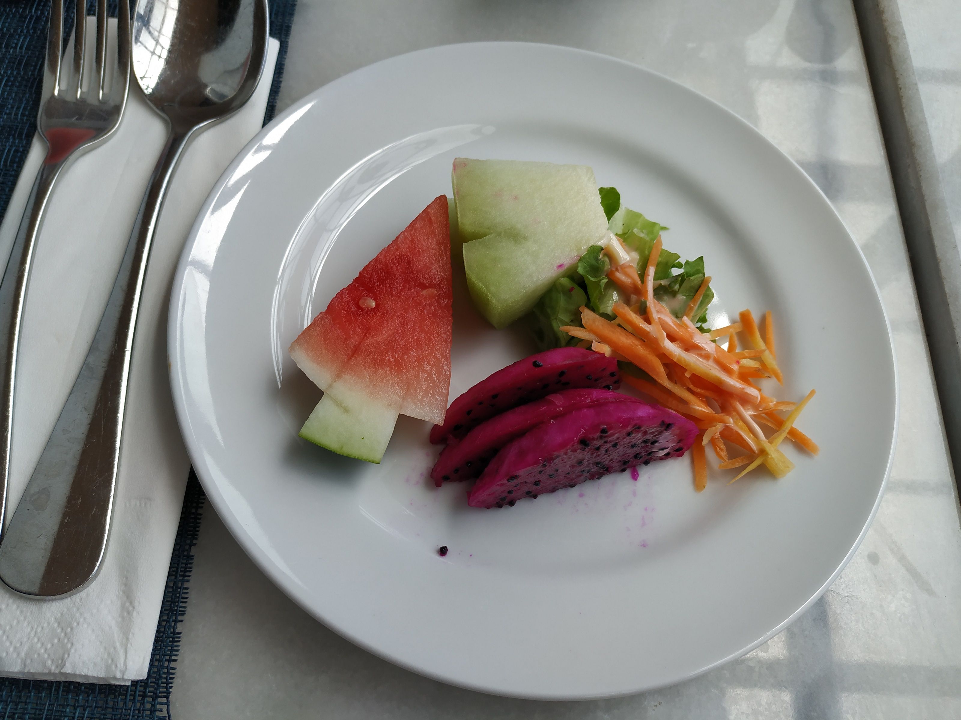 Potongan buah-buahan dan salad sayur yang segar. | Dokpri