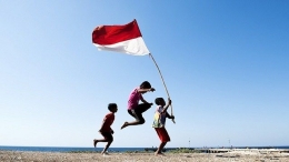 Ilustrasi: Anak-anak membawa bendera merah putih di desa pesisir pulau Ndao, Rote, Nusa Tenggara Timur, Kamis (13/8). Minimnya lahan bermain anak di daerah pesisir tersebut membuat mereka memanfaatkan pantai dan dermaga sebagai tempat berkumpul dan bermain. ANTARA FOTO/M Agung Rajasa/pd/15.