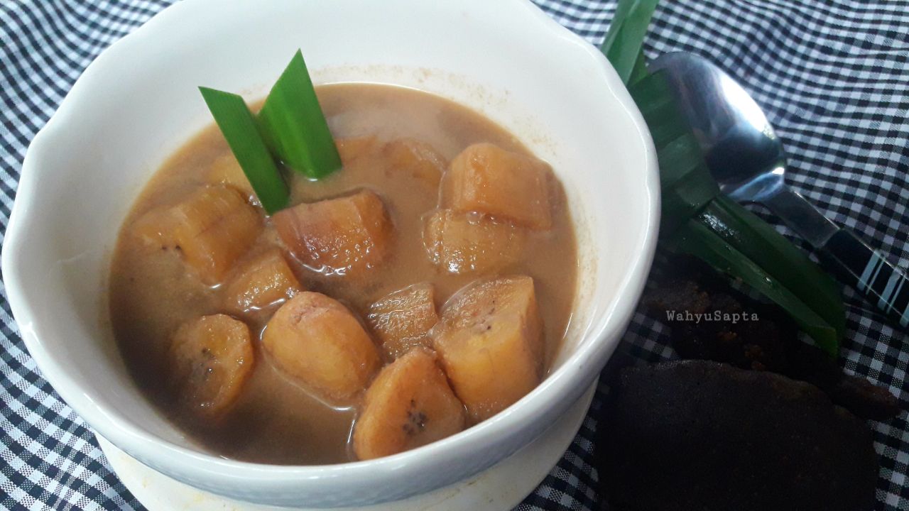 Taraaa... kolak pisang siap untuk berbuka nanti, ya. Berbahan dasar buah lokal, pisang kepok yang enak dan favorit. | Foto: Wahyu Sapta.