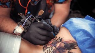 Proses pembuatan tato artistik menggunakan jarum suntik (sumber: google)
