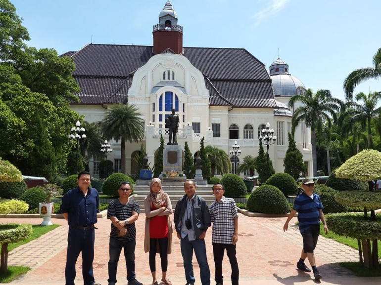 Istana Ban Puen masih terawat dan terlihat megah. (foto: dok. pribadi)