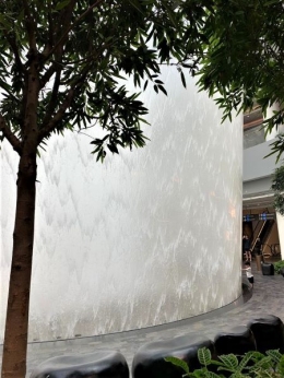 Dinding kaca air terjun di Bandara Changi, Singapura. (Foto: Gapey Sandy)