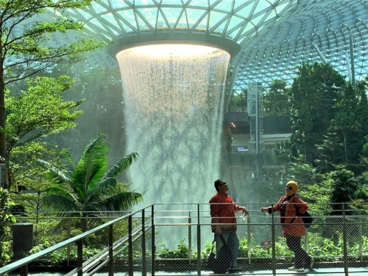Menikmati HSBC Rain Vortex di Bandara Changi, Singapura. (Foto: Gapey Sandy)