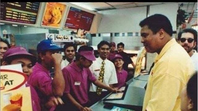 Muhammad Ali mengunjungi McDonald's Sarinah (bola.com)
