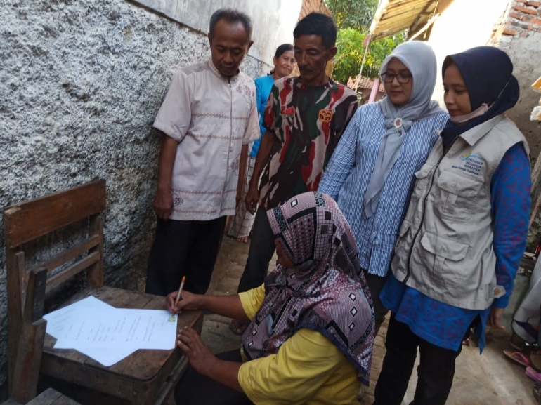 Jarotin membubuhkan tanda tangannya di atas materai, menolak BST--dokpri