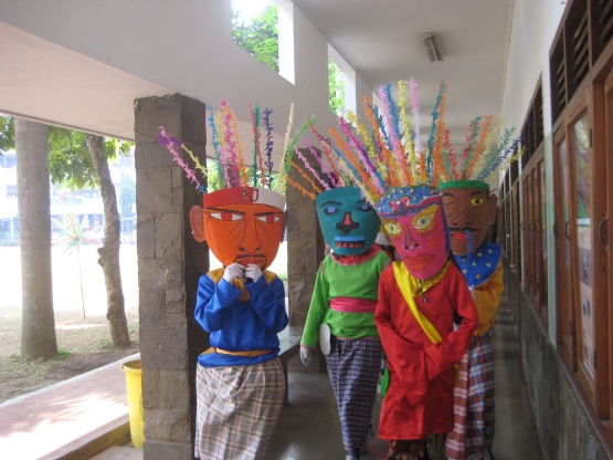Foto pribadi:  Siswa-siswa SMA Kanisius Jakarta melakukan tari kolosal ondel-ondel dalam pekan pameran pendidikan.