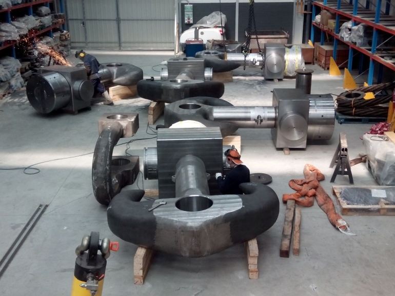irizar-hook-blocks-10k-tons-for-floating-crane-1-5ebabf0ed541df2c2764b8d2.jpg