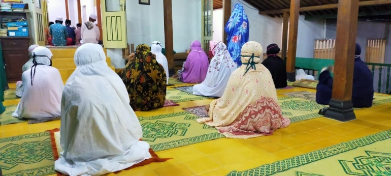 Sholat Tarawih (sumber : dokumentasi pribadi)