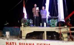 Joko Widodo (kiri) dan Jusuf Kalla (kanan) saat meneriakkan salam kebangsaaan usai menyampaikan pidato di atas geladak sebuah kapal Phinisi yang bersandar di Pelabuhan Sunda Kelapa, Jakarta Utara, Selasa (22/7/2014) malam. (Foto: Warta Kota/Henry Lopulalan)