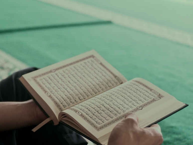Al Quran dihimpun dalam satu mushaf pada masa Khalifah Usman bin Affan (ilustrasi: unsplash.com/Masjid Pogung Dalangan)