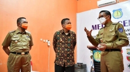 Nurdin Abdullah (kanan) beri arahan kepada Pemkab Selayar (12/05/20).