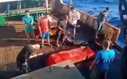 Momen jelang jenazah ABK WNI di kapal RRT dihanyutkan ke laut/Sumber: wowkeren.com