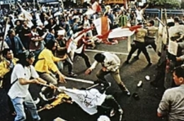 aksi demo mahasiswa 12 Mei 1998 (sumber: Wikipedia)