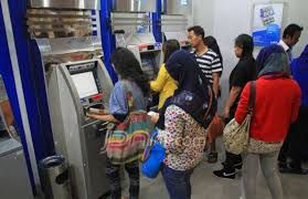 Penarikan Uang di ATM (rri.co.id)