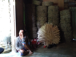 Seorang ibu dilatarbelakangi tutup keranjang bambu, Desa Selawang, Sibolangit, Sumatera Utara, 2017 (Dokpri)