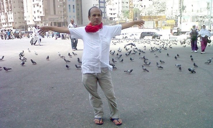 Bermain dengan burung merpati di Kota Mekah sangat menyenangkan. (foto: dok. pribadi)