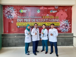 Deskripsi : Direktur Utama RSKO Jakarta mengantarkan ke 3 Perawat RSKO Jakarta ke RSPI Sulianti Saroso I Sumber Foto : Herry