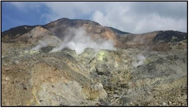 Kawah di daerah Gunung Papandayan (Sumber: Warbiyasa.com)
