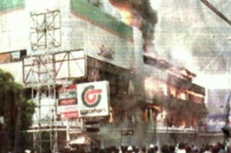 Ilustrasi: matahari dept. store yang terbakar (sumber: tribunnews.com)