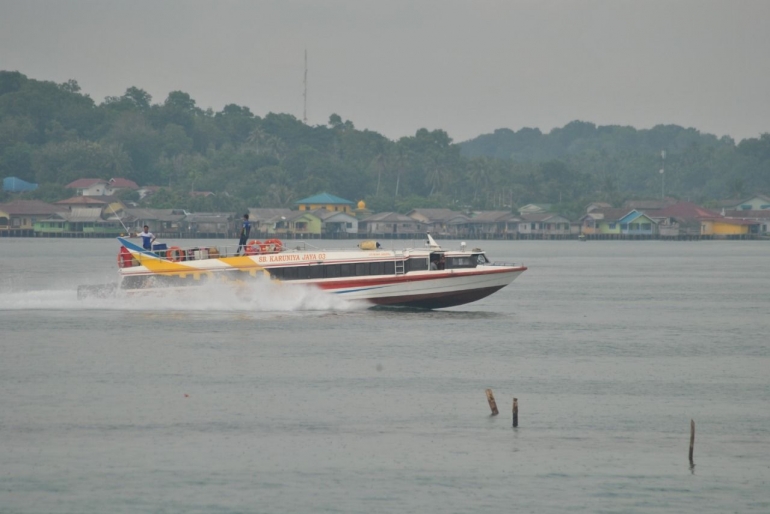 SB Karunia Jaya (Angkutan Resmi) saat melintas di perairan Tanjungpinang--dokpri