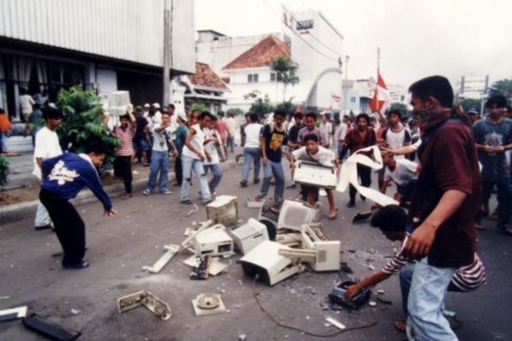 Ilustrasi: Kerusuhan Mei 1998. (Foto: ARBAIN RAMBEY)