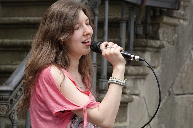 Ilustrasi seorang gadis sedang menyanyikan sebuah lagu (Sumber : pixabay.com/Uschi_Du)