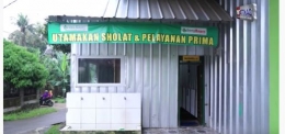 “Utamakan Salat dan Pelayanan Prima,” sebuah tagline di sudut gedung perusahaan Bang Idris “Sewabagus.com.” Sumber: Dakta TV