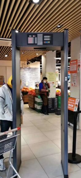 Pengukuran suhu badan di supermarket Wuhan