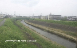 Dokumentasi pribadi | Mulai keluar kta Kyoto, mulai pemandangaan sangat hijau. Jakur irigasi serta sungai kecil, yang membatasi perumahan warga kota dengan persawahan antara Kyoto dan Nara.
