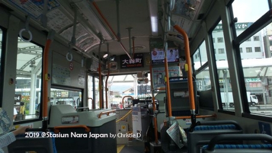 Dokumentasi pribadi | Setelah rumahe mewah dipinggiran kota Nara, kereta kami pun masuk ke Stasiun Nara, setelah 45 mnit dari kota Kyoto. Dan, untuk menuju ke Taman Nara, kita harus naik bus hip-hop, berputar keliling kota Nara, dan dijunung kota, sekitar 10 menit kita akan sampai ke Taman Nara .....