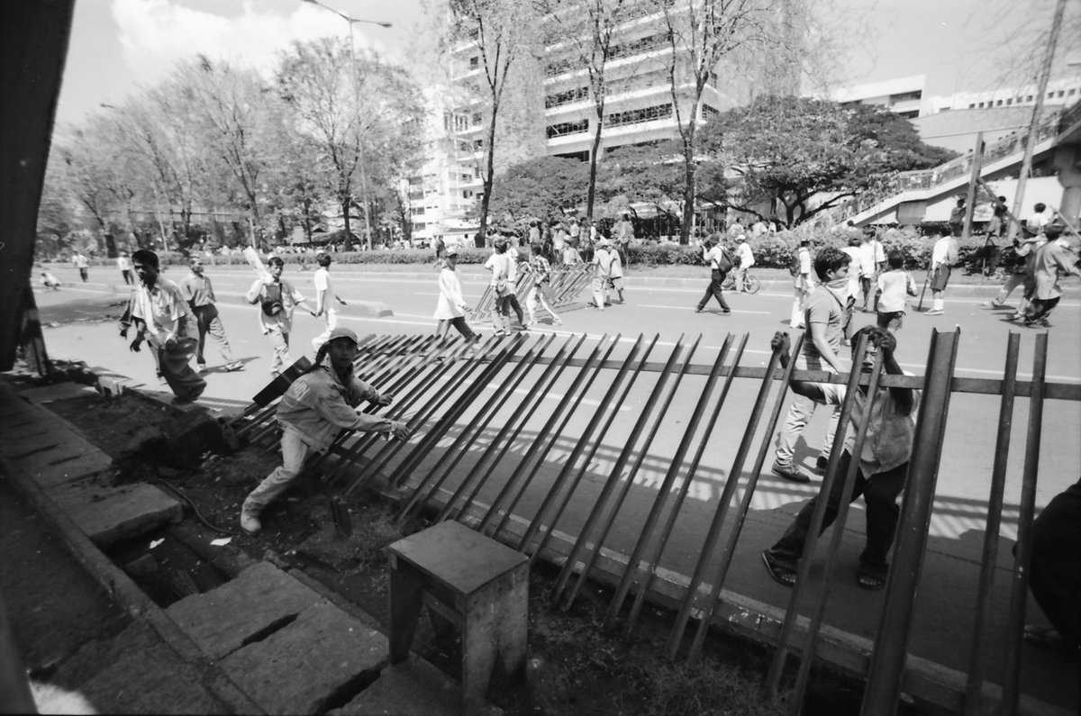 Awal kerusahan pada bulan Mei 1998 (Foto: Arbain Rambey)