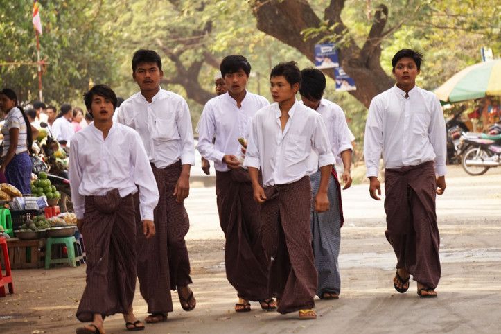 Di Myanmar juga mereka sehari-hari menggunakan sarung. Sumber nonikhairani.com