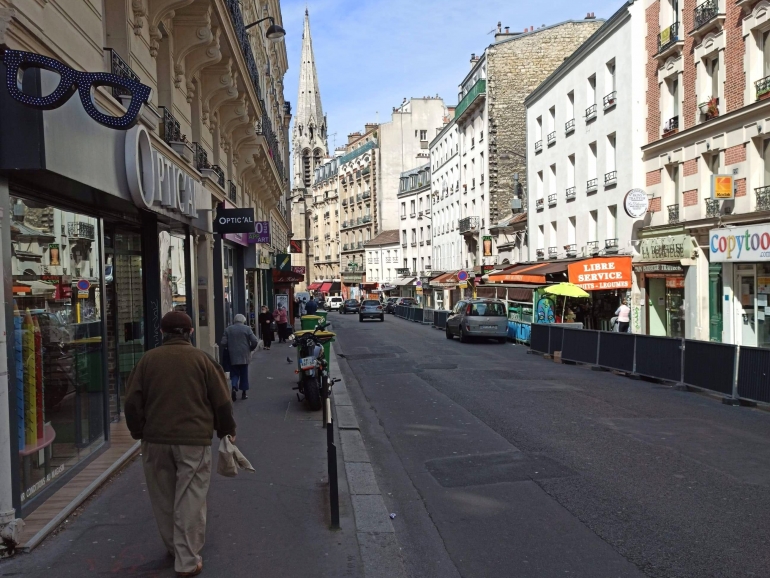 Suasana salah satu sudut kota Paris hari ketiga setelah lockdown diakhiri. Masih sepi (foto: Misha BR) 